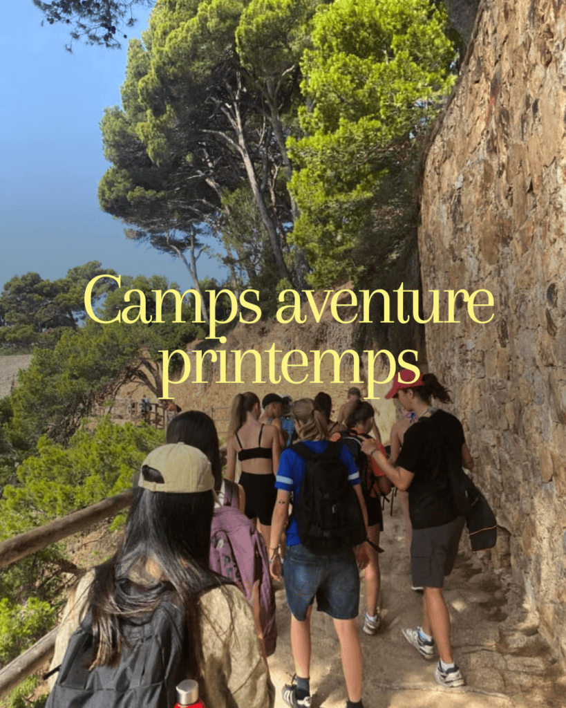 Camps aventure printemps : groupe de jeunes randonnant sur un sentier côtier boisé