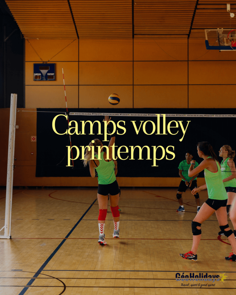 Camps volley printemps : joueuses en match dans une salle de sport