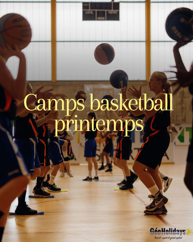Camps basketball printemps : jeunes s'échauffant avec des ballons en salle