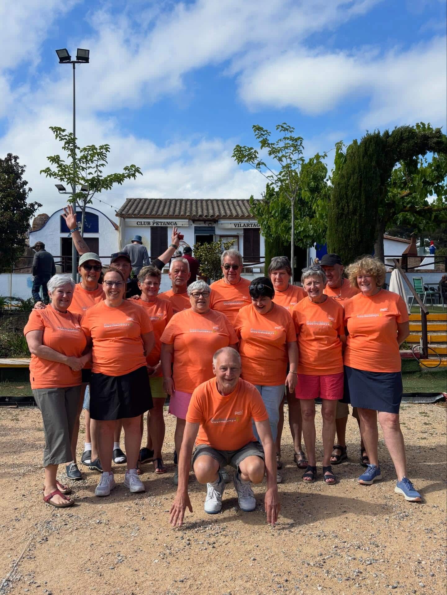 Groupe de touristes en vacances portant des t-shirts orange à Geo Holidays.