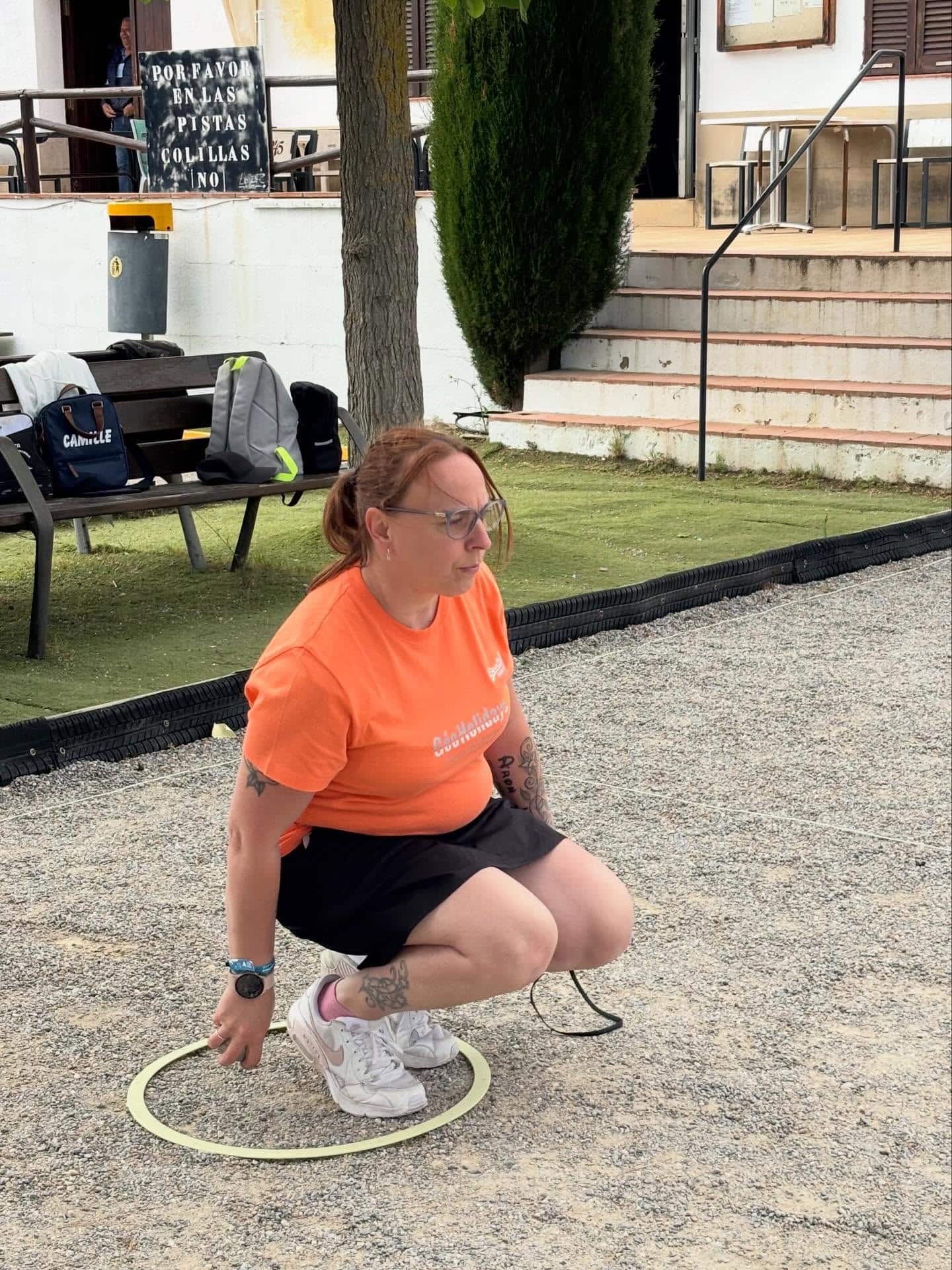 Femme en position de saut dans un cercle d'entraînement en extérieur.