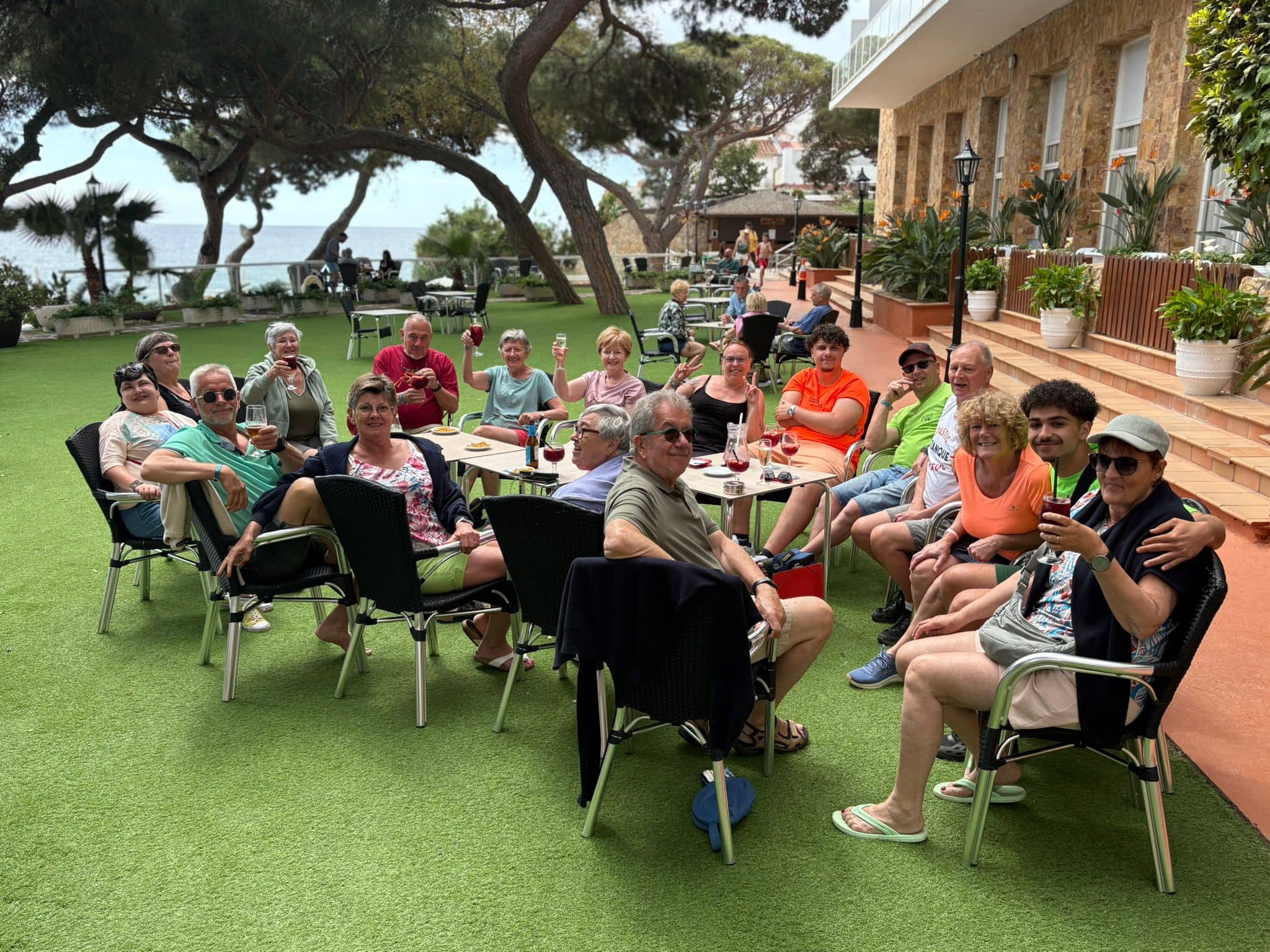 Touristes profitant d'une terrasse en plein air à Geo Holidays avec vue sur la mer.