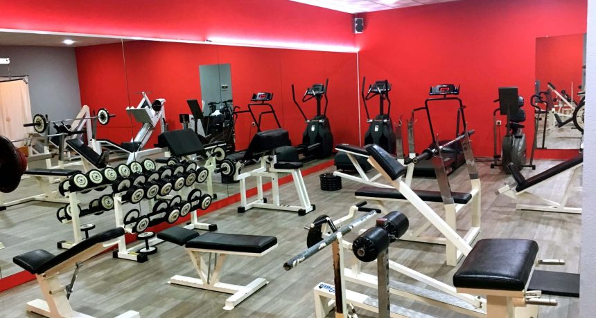 Salle de sport équipée avec appareils de musculation et cardio chez Geo Holidays.