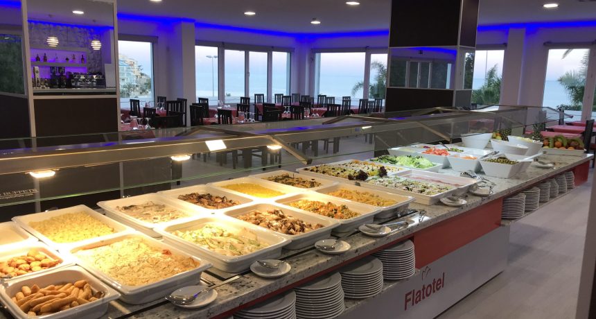 Buffet varié avec plats chauds et froids dans un hôtel Geo Holidays.