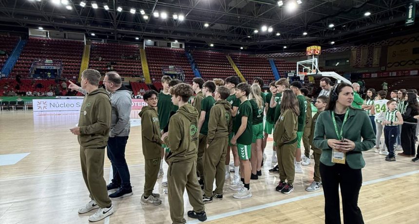 Groupe de jeunes athlètes en compétition dans un gymnase.