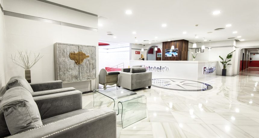Espace d'accueil moderne avec mobilier confortable et décoration élégante.
