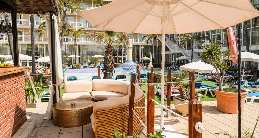 barlounge-at-htop-platja-park-pool_53893663480_o