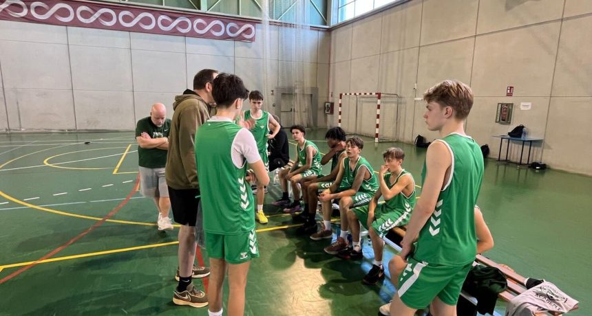 Jeunes joueurs de basketball en séance d'entraînement dans un gymnase.