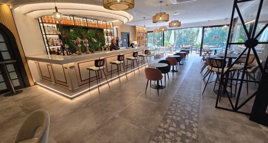 Intérieur d'un bar moderne avec éclairage tamisé et mobilier élégant.
