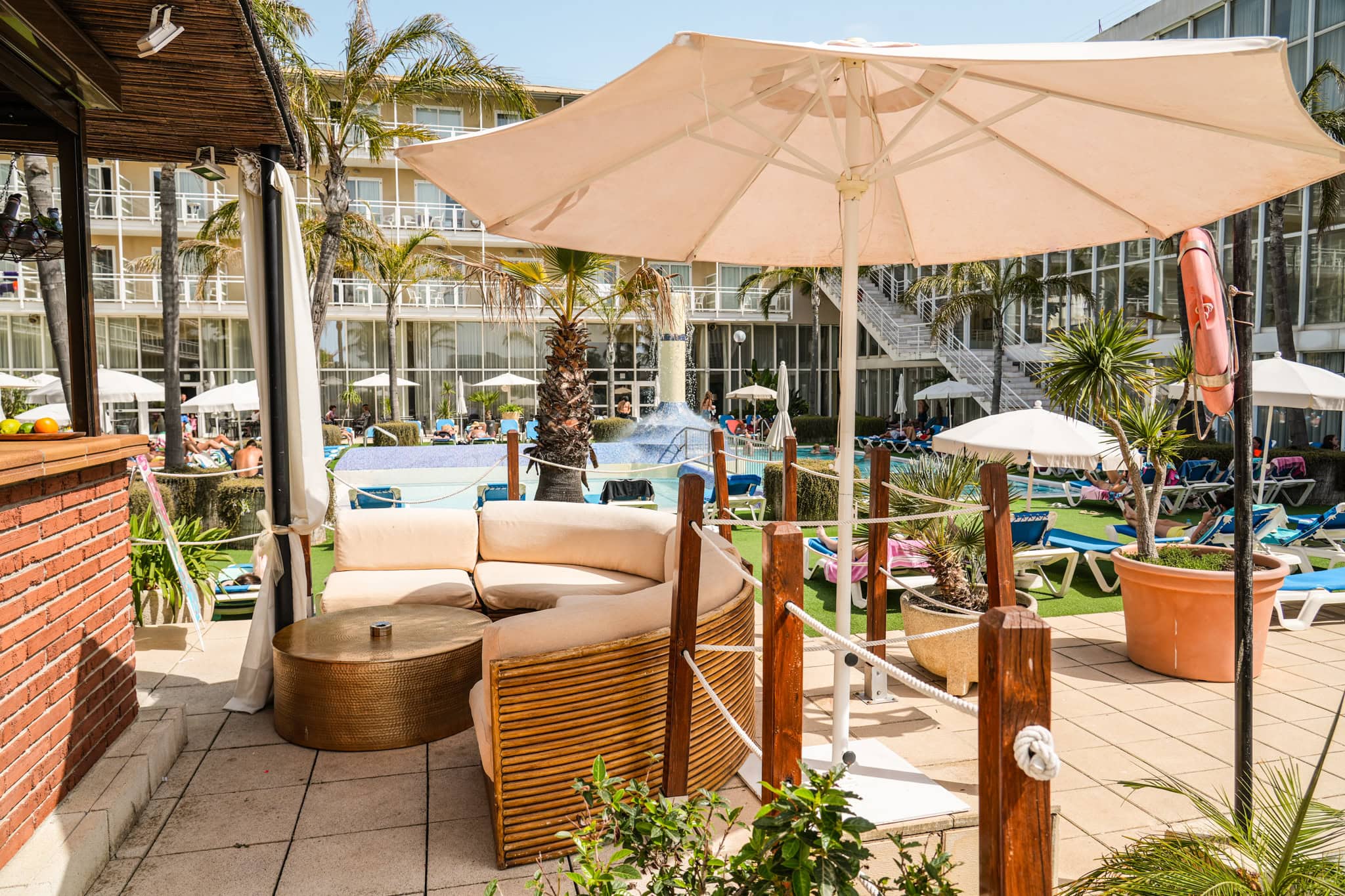 barlounge-at-htop-platja-park-pool_53893663480_o