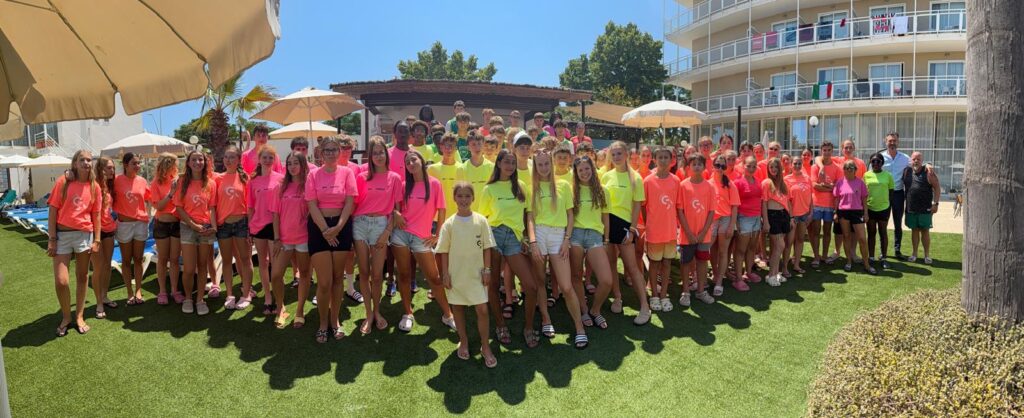 Groupe de personnes en tenue colorée lors d'un événement en plein air.