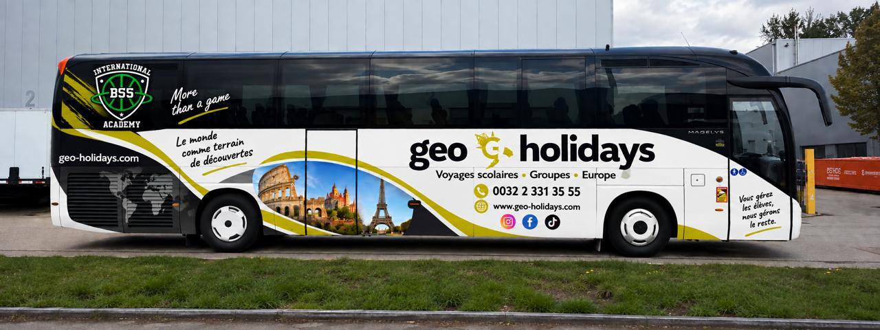 Bus de voyage scolaire Geo Holidays avec destinations en Europe et en Égypte.