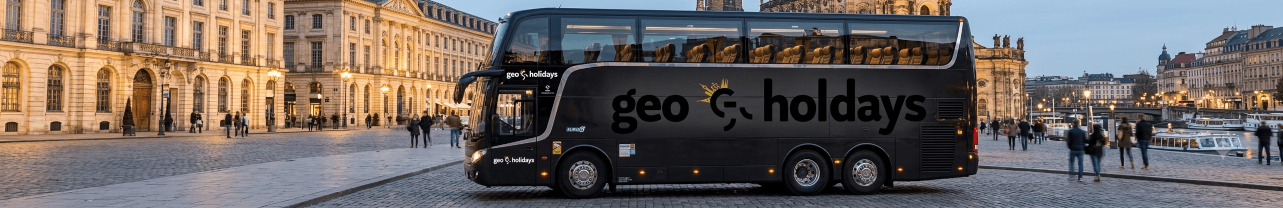 Bus touristique Geo Holidays à Paris avec monuments célèbres en arrière-plan.