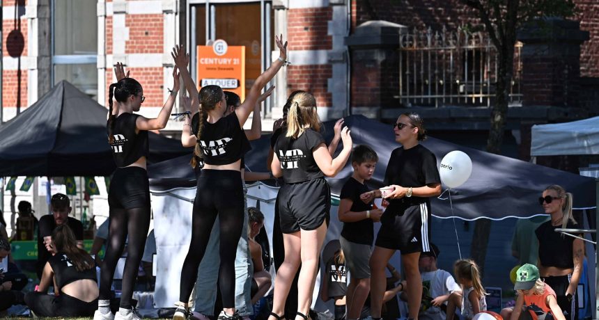 Groupe de cheerleaders en action lors d'un événement sportif en plein air.