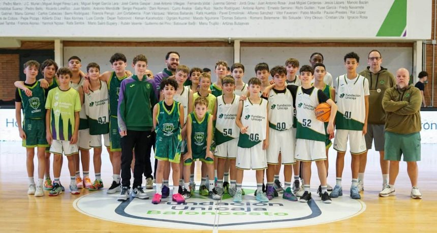 Groupe de jeunes joueurs de basketball avec entraîneurs sur le terrain.