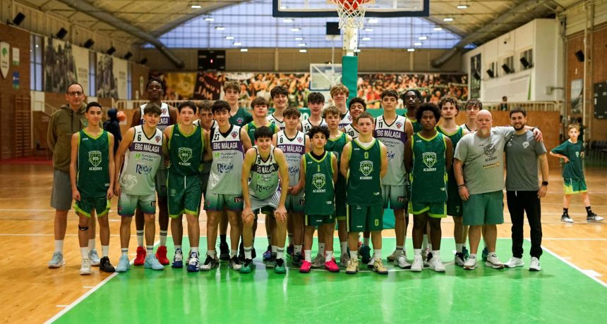Groupe de jeunes basketteurs avec entraîneurs dans un gymnase.