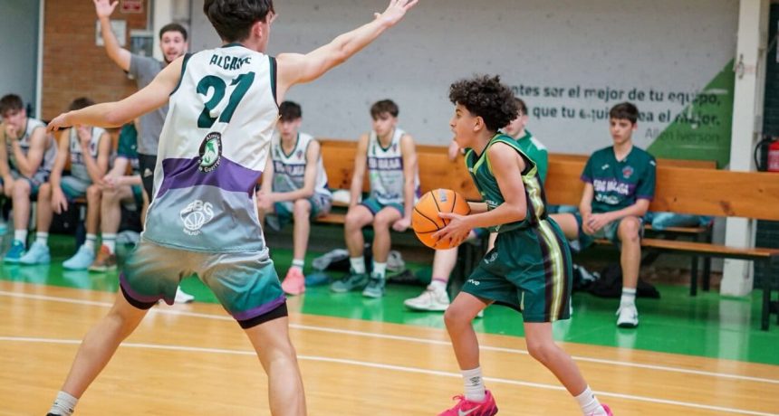 Jeunes joueurs de basket en action lors d'un match à Málaga.