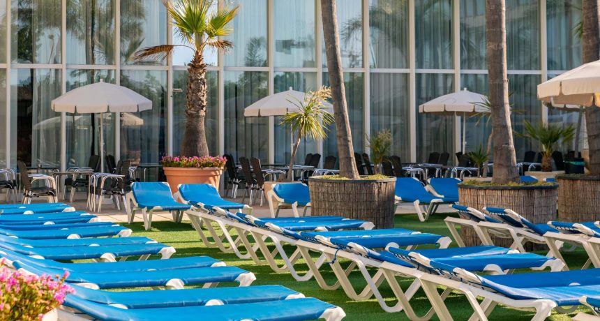 terrace-and-sunbeds-htop---platja_park_52630569126_o